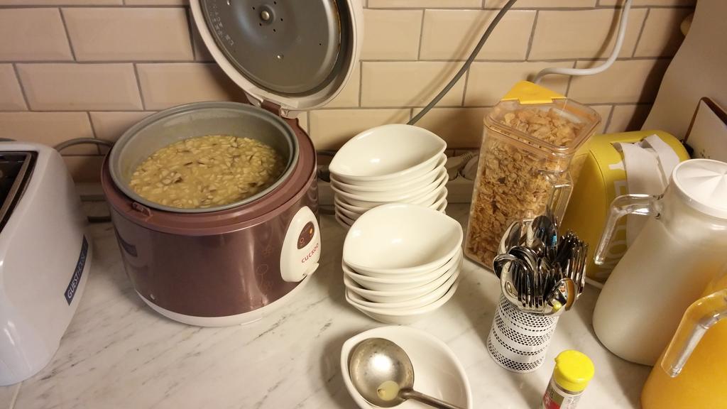 D.H Sinchon Guesthouse Сеул Екстериор снимка