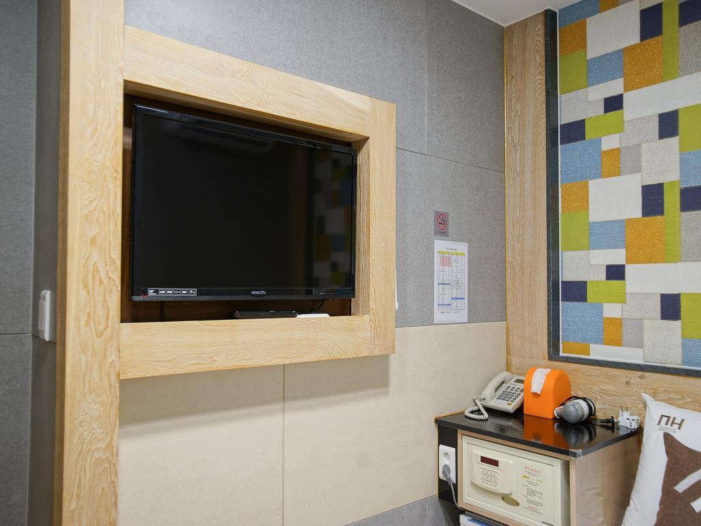 D.H Sinchon Guesthouse Сеул Екстериор снимка