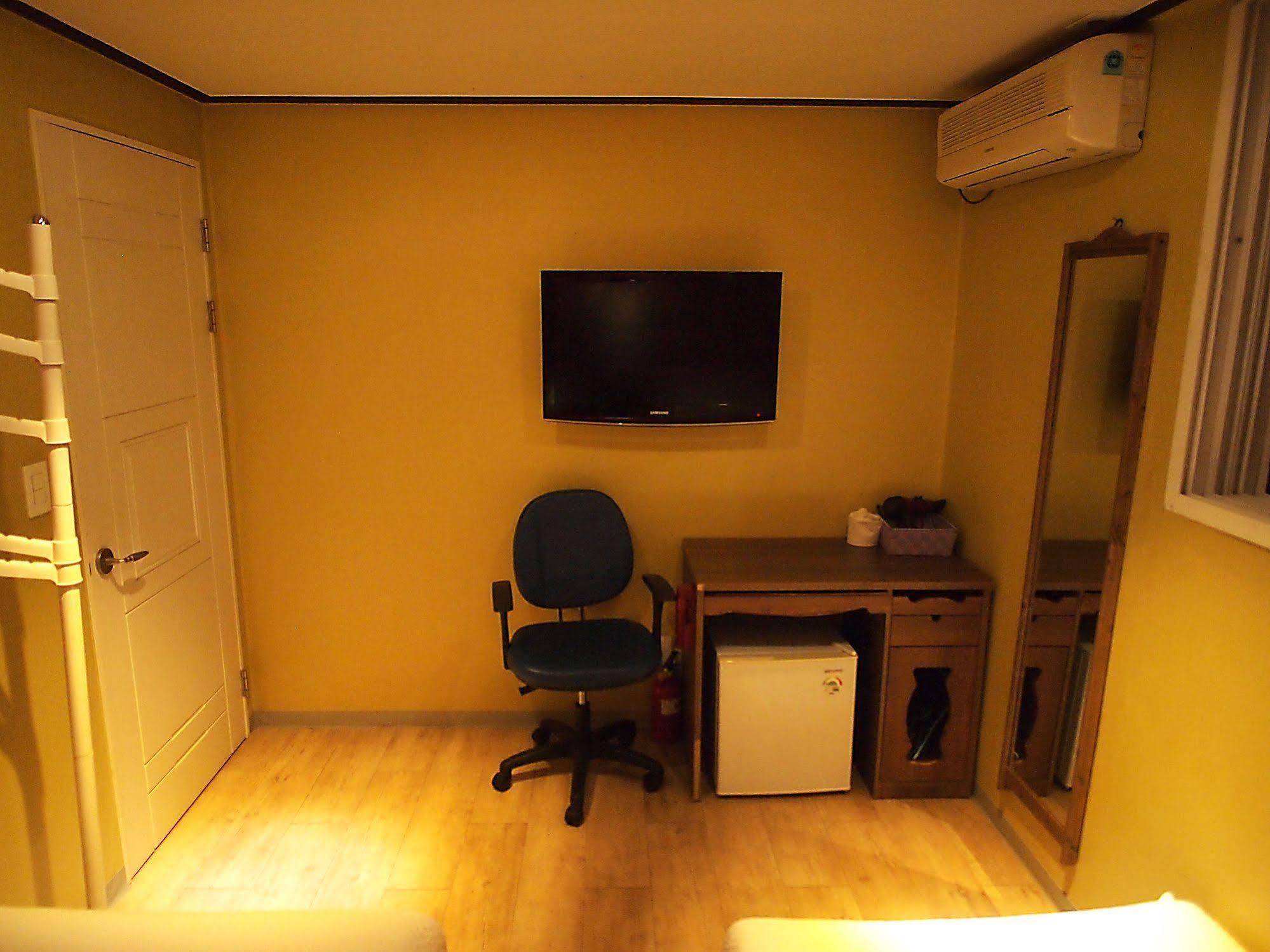 D.H Sinchon Guesthouse Сеул Екстериор снимка