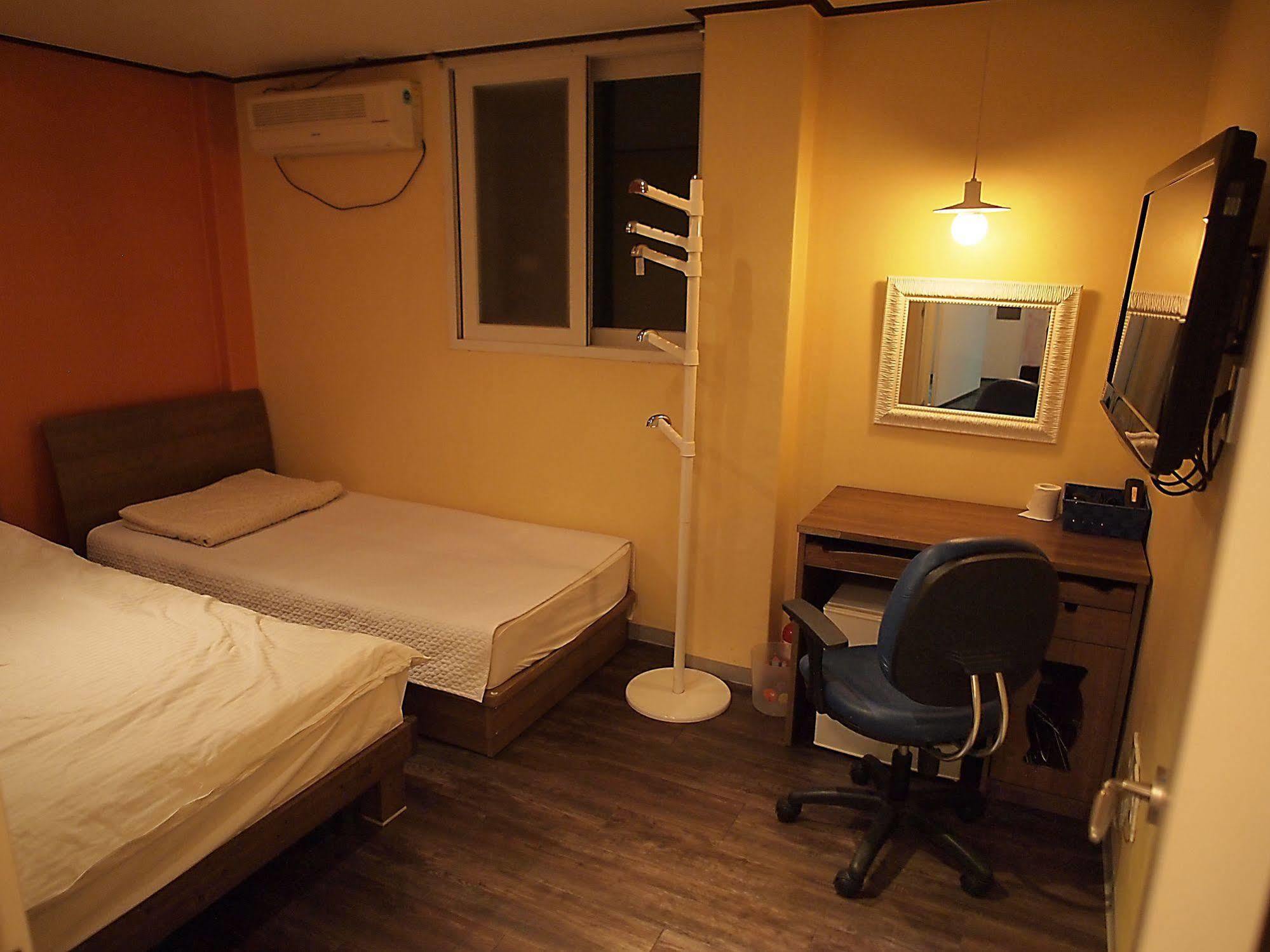 D.H Sinchon Guesthouse Сеул Екстериор снимка
