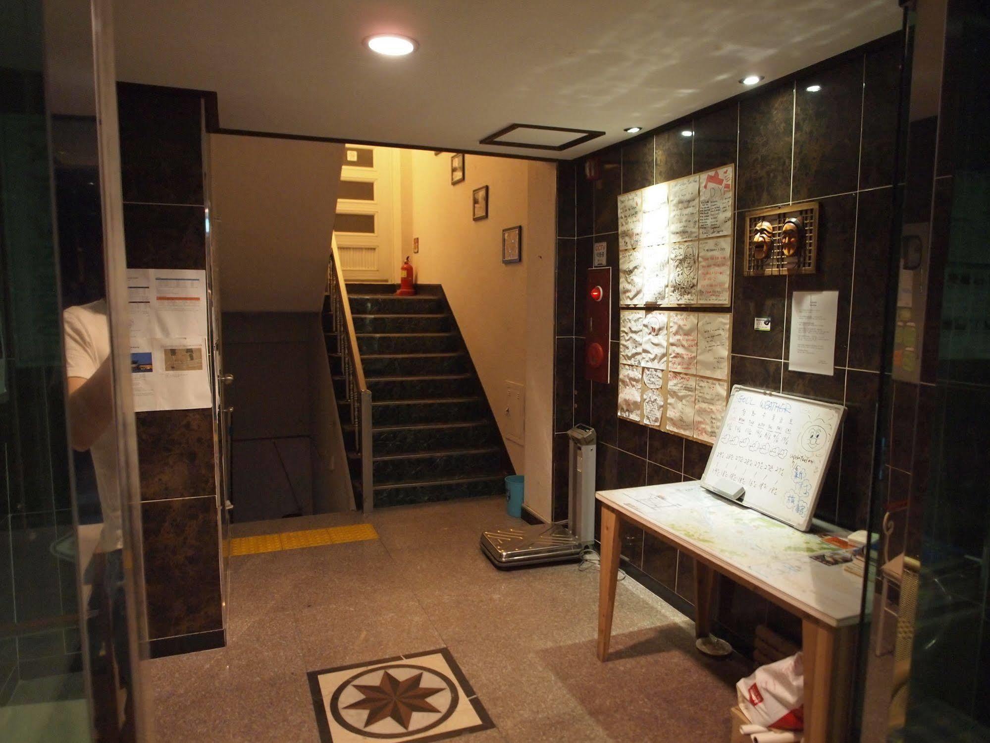 D.H Sinchon Guesthouse Сеул Екстериор снимка