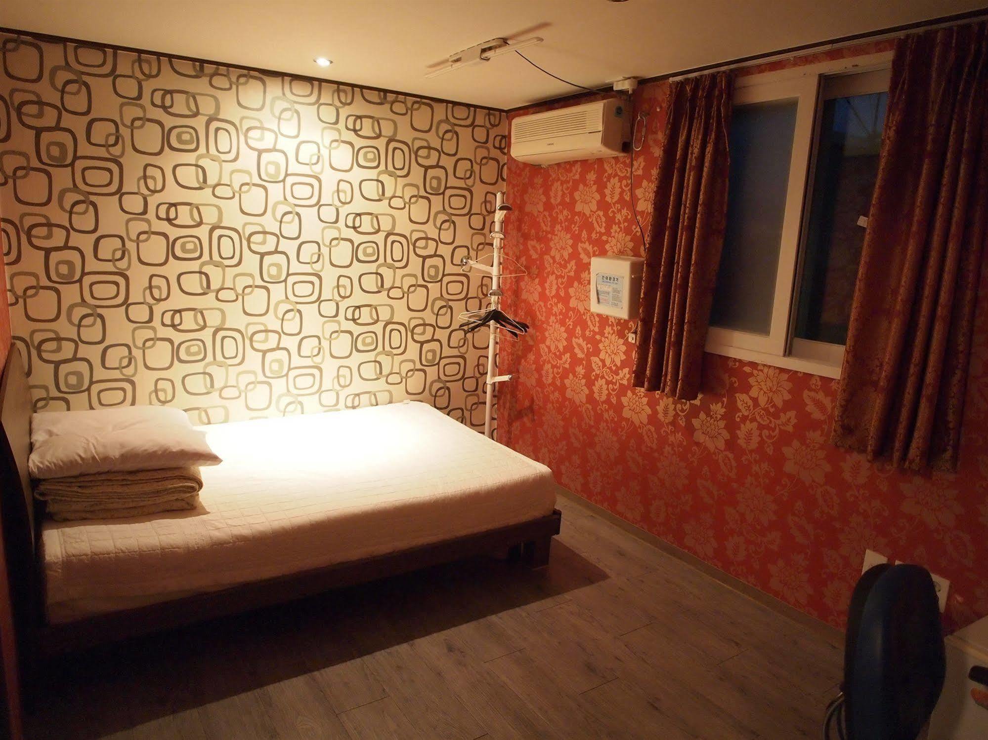 D.H Sinchon Guesthouse Сеул Екстериор снимка