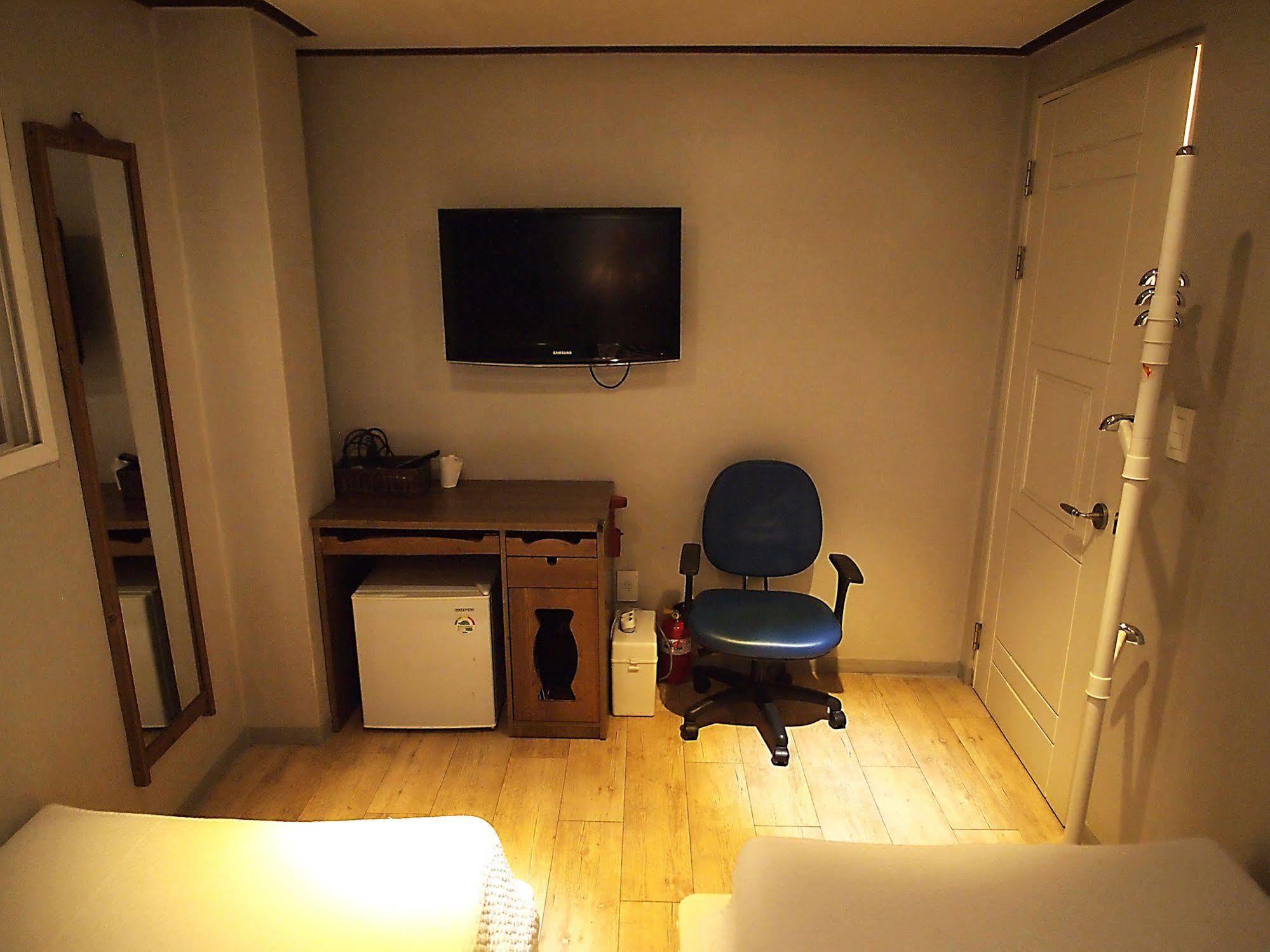 D.H Sinchon Guesthouse Сеул Екстериор снимка