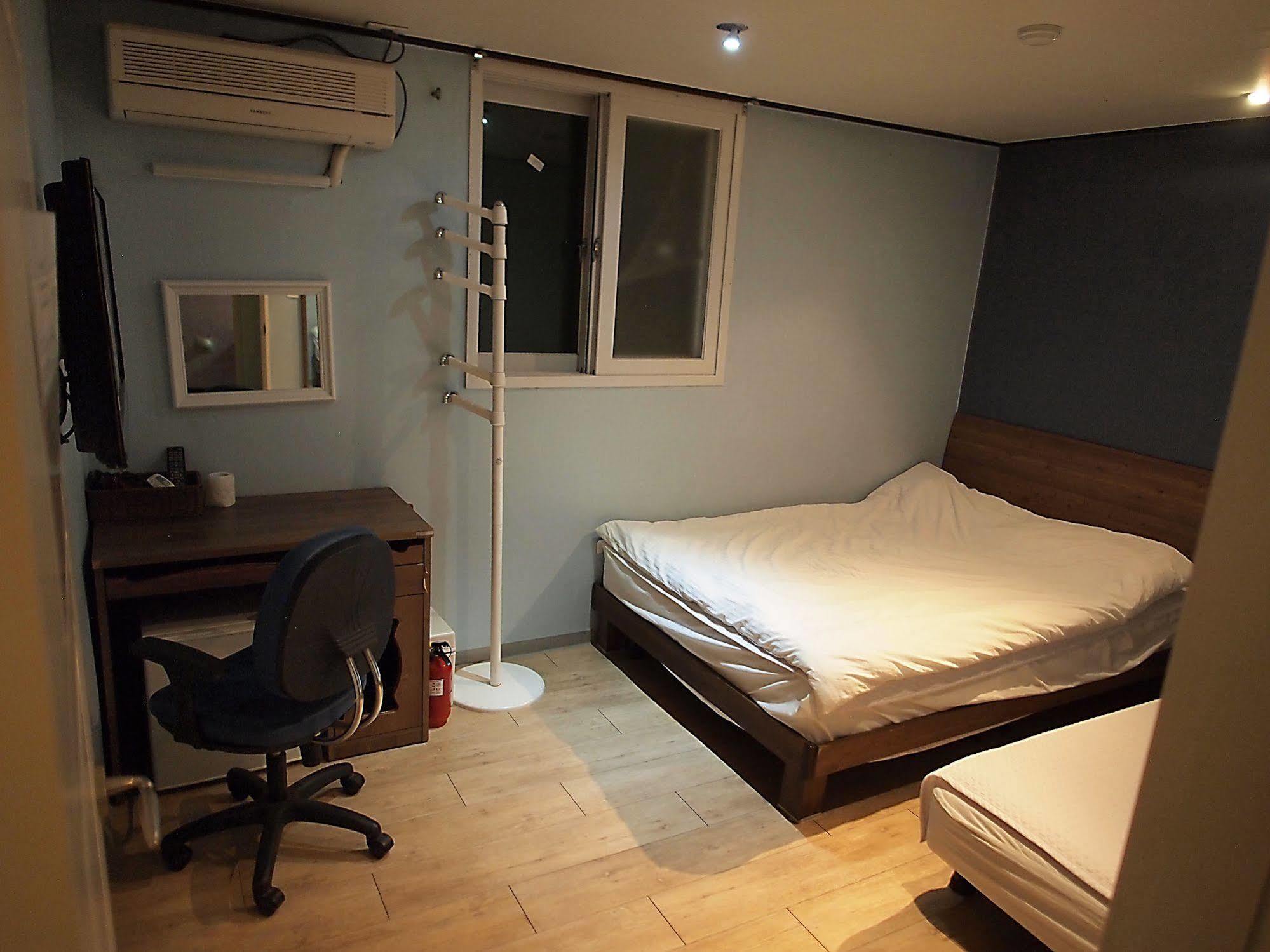 D.H Sinchon Guesthouse Сеул Екстериор снимка