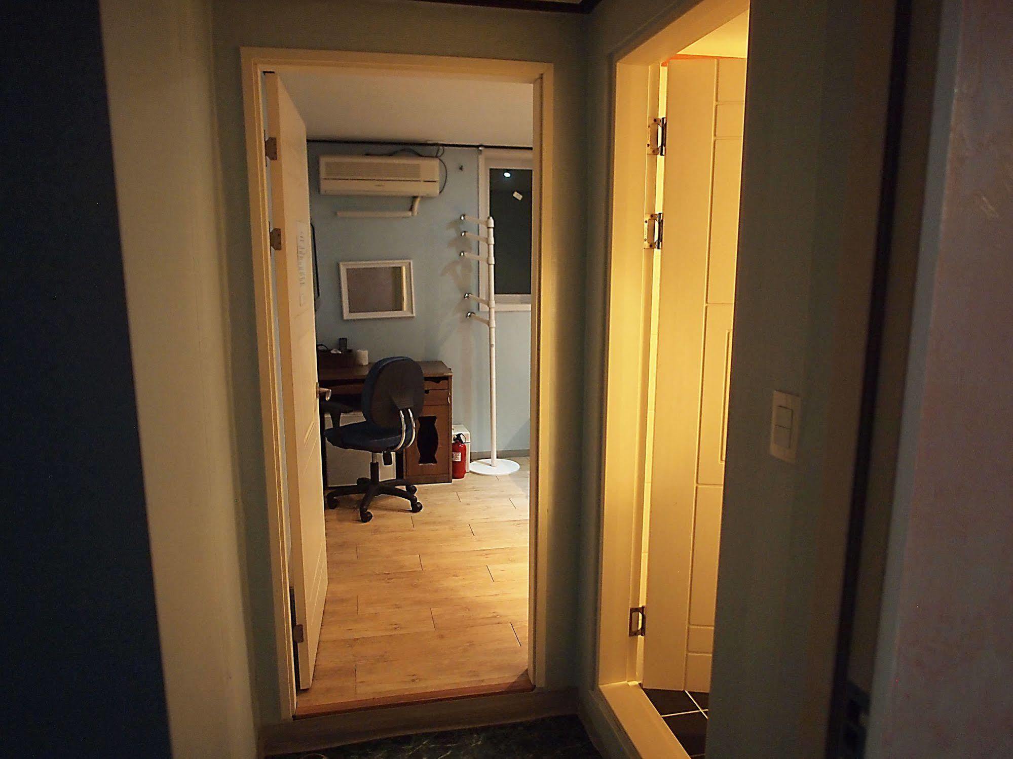 D.H Sinchon Guesthouse Сеул Екстериор снимка
