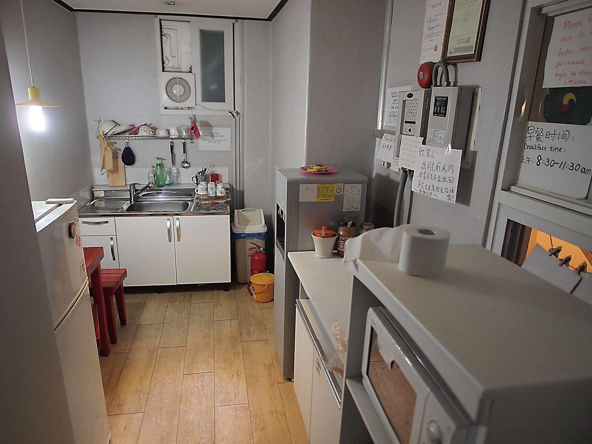 D.H Sinchon Guesthouse Сеул Екстериор снимка
