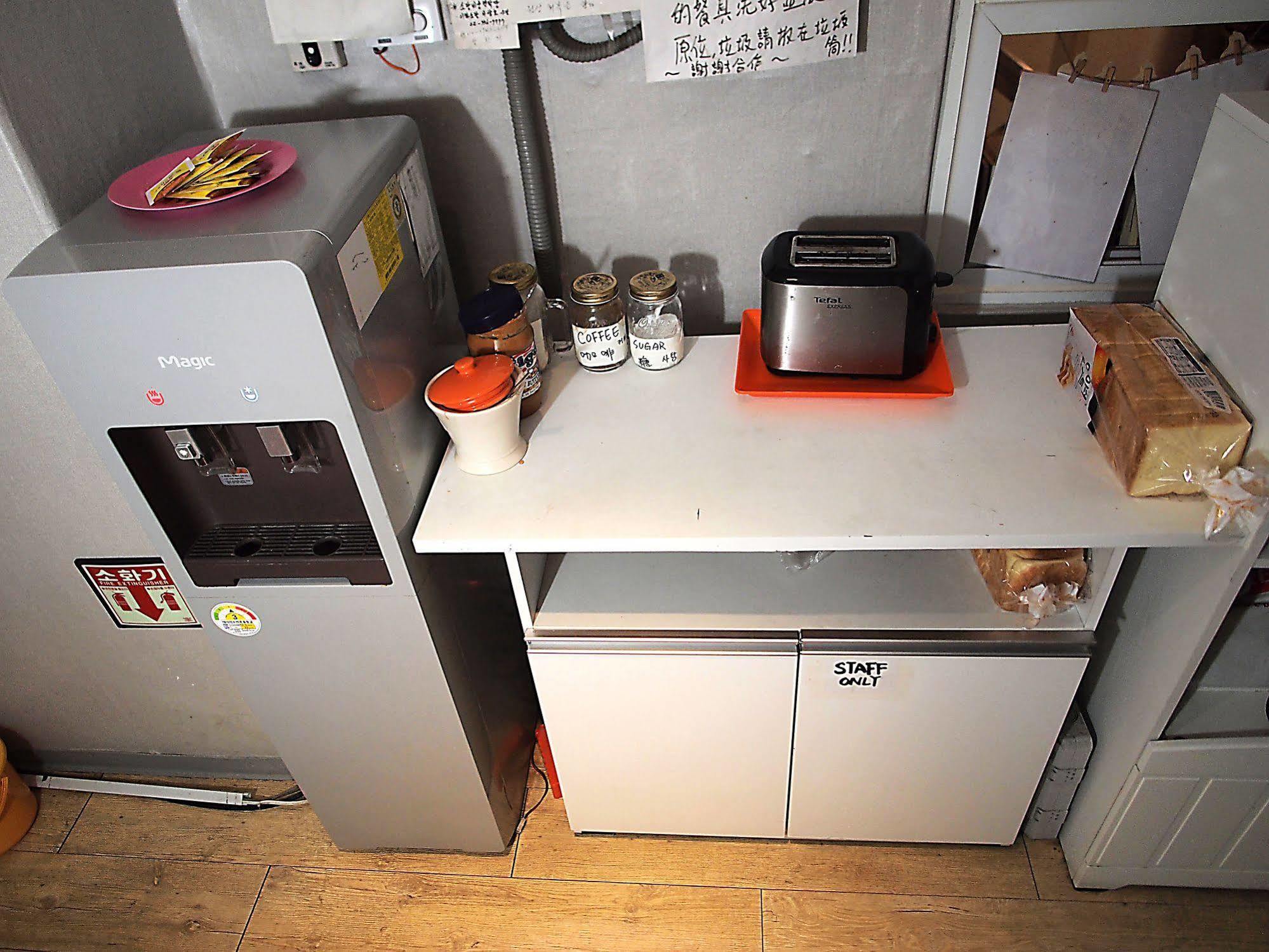 D.H Sinchon Guesthouse Сеул Екстериор снимка