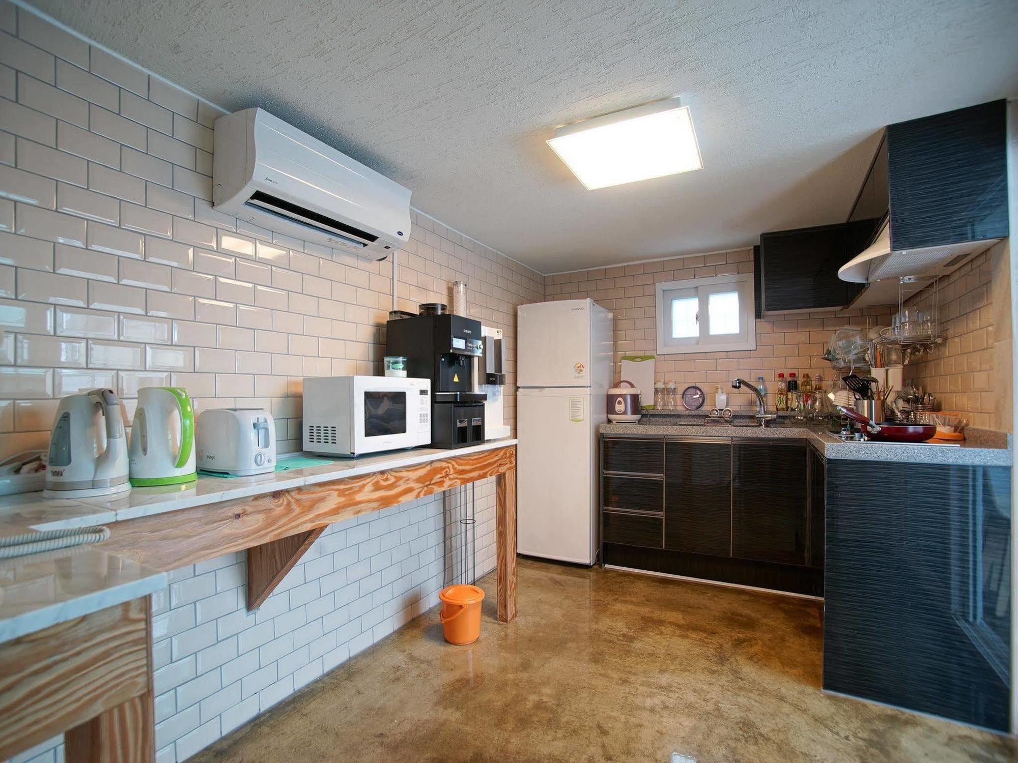 D.H Sinchon Guesthouse Сеул Екстериор снимка