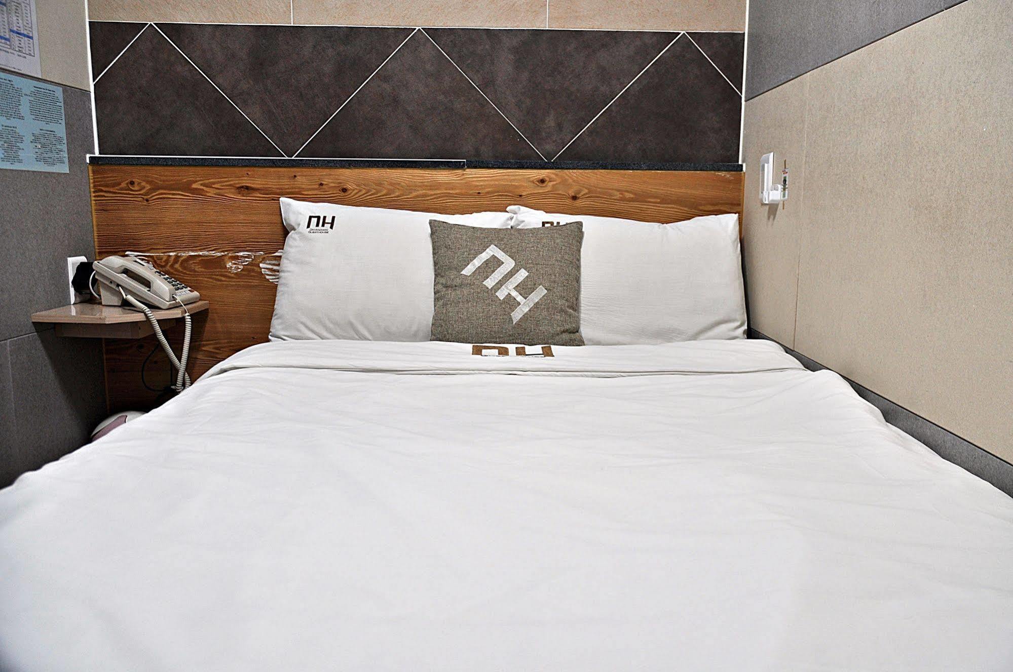 D.H Sinchon Guesthouse Сеул Екстериор снимка