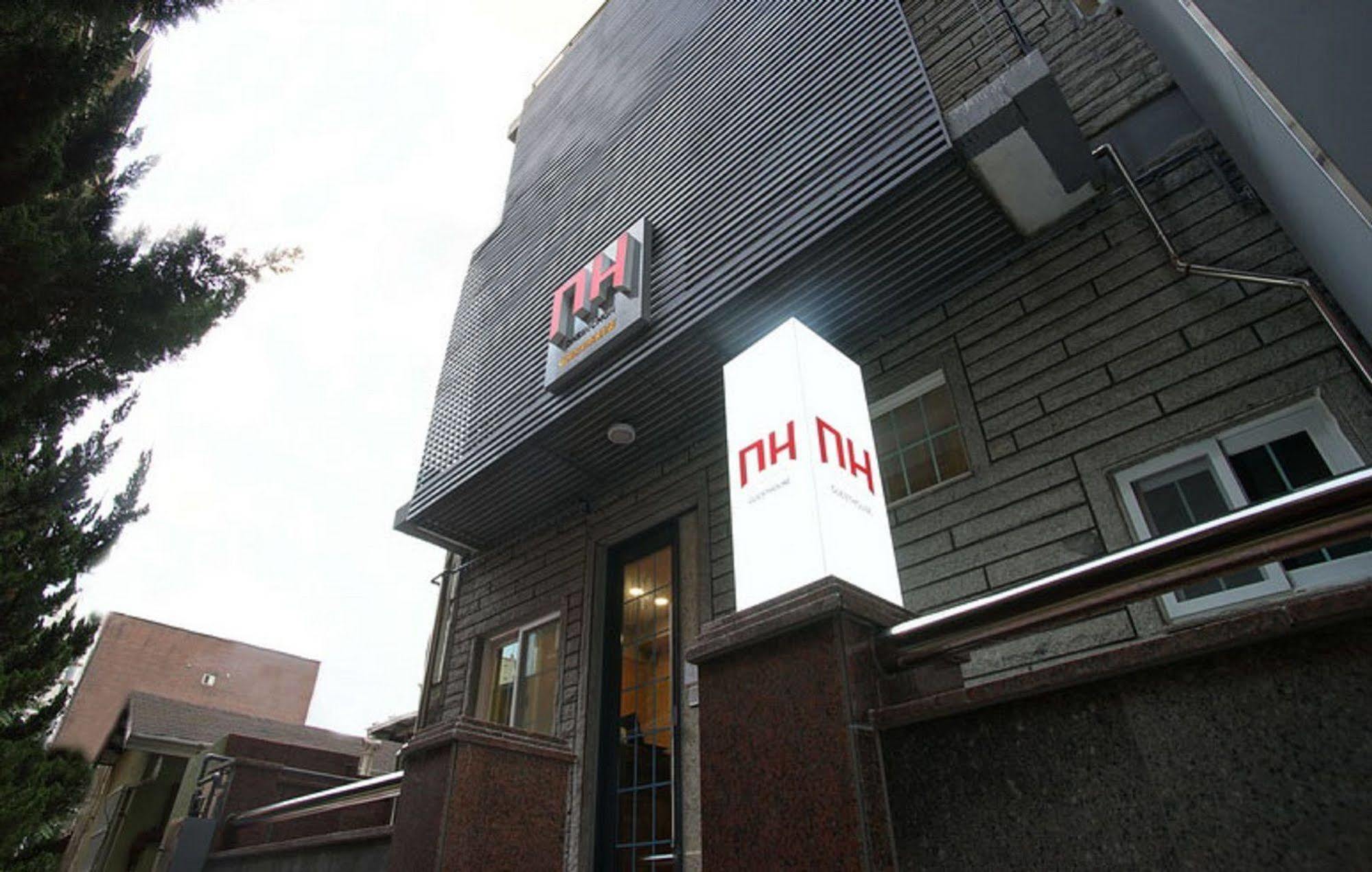 D.H Sinchon Guesthouse Сеул Екстериор снимка