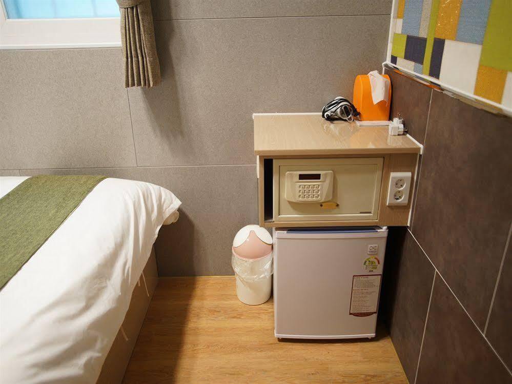 D.H Sinchon Guesthouse Сеул Екстериор снимка